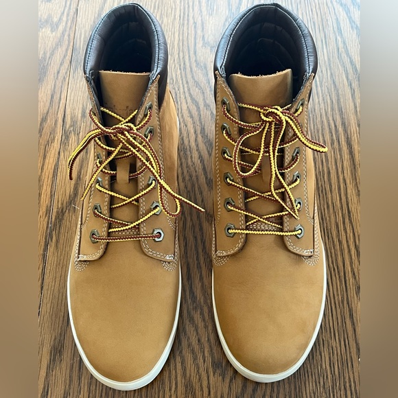 Timberland Shoes - EUC Timberland Women’s Boots - Wheat color. Size 9.5 US.